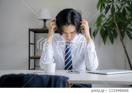 朝　ビジネスマン　疲労　憂鬱 115946666