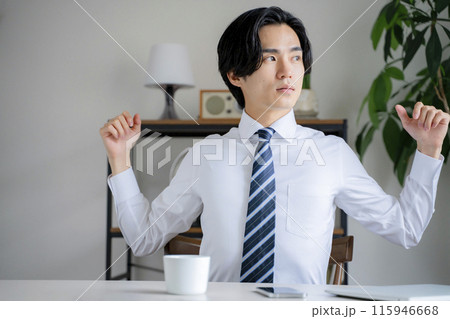 朝　ビジネスマン　疲労　憂鬱 115946668