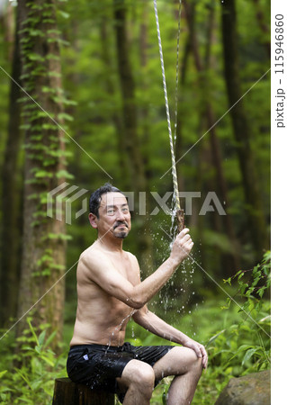 水風呂を楽しむ50代男性 115946860
