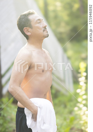 サウナを楽しむ50代男性 115946892