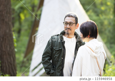 休日を楽しむ50代夫婦 休日を楽しむ50代夫婦 115946958