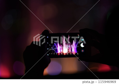 環水公園にて噴水ショーを楽しむ7 115946969