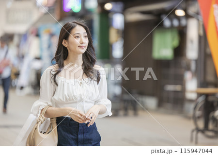 商店街を歩く若い女性 115947044