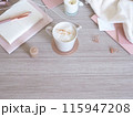 テーブルの上に置かれたコーヒーと本、女性的なデスクイメージ テーブルの上に置かれたコーヒーと本、女性的なデスクイメージ 115947208