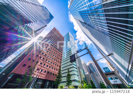 日本の東京都市景観 朝の光…東京・大手町のビジネス街。日本経済に希望の光。右は大手町ワン…=30日 日本の東京都市景観 朝の光…東京・大手町のビジネス街。日本経済に希望の光。右は大手町ワン…=30日 115947218