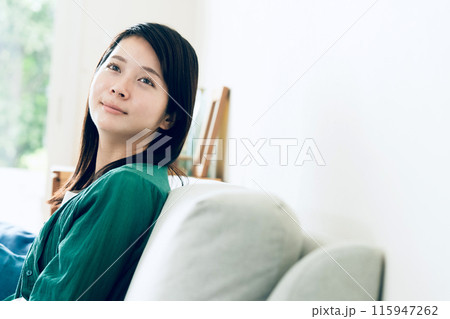 リビングでくつろぐ若い女性 115947262