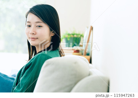 リビングでくつろぐ若い女性 リビングでくつろぐ若い女性 115947263
