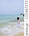 浜辺に佇むワンピースを着た女の子 115947272