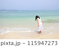 浜辺に佇むワンピースを着た女の子 115947273
