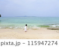 浜辺に佇むワンピースを着た女の子 115947274
