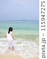 浜辺に佇むワンピースを着た女の子 115947275