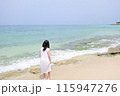 浜辺に佇むワンピースを着た女の子 115947276