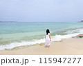 浜辺に佇むワンピースを着た女の子 115947277