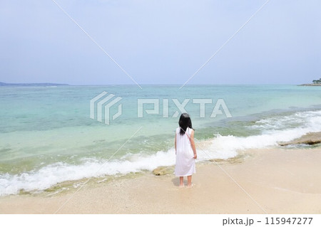 浜辺に佇むワンピースを着た女の子 115947277