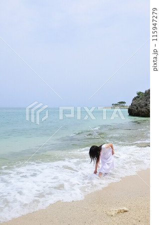 浜辺に佇むワンピースを着た女の子 115947279