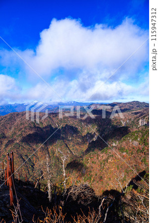 2017年秋　大台ケ原　遠景の山並みと山肌を覆う紅葉　大蛇嵓にて① 115947312