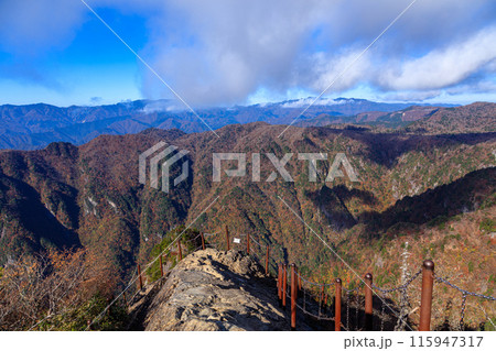 2017年秋　大台ケ原　遠景の山並みと山肌を覆う紅葉　大蛇嵓にて④ 115947317