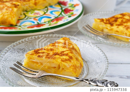 スペイン料理のトルティージャ（スペイン風オムレツ） 115947338