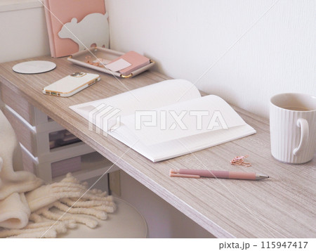 おしゃれなノートとペン、淡い木目の女性らしいデスクインテリア 115947417