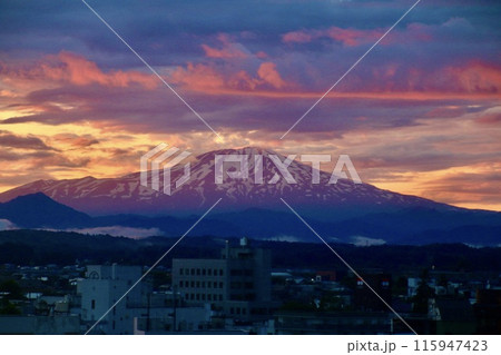 夕焼けの鳥海山（山形県・酒田市） 115947423