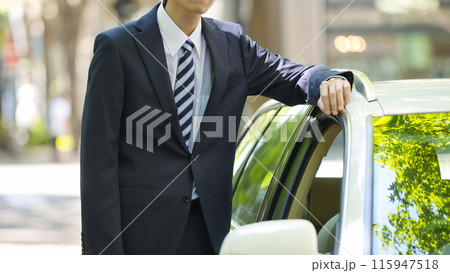 運転するスーツの若い男性 運転するスーツの若い男性 115947518