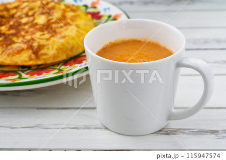 スペイン料理のトルティージャ(スペイン風オムレツ)とガスパチョ スペイン料理のトルティージャ(スペイン風オムレツ)とガスパチョ 115947574