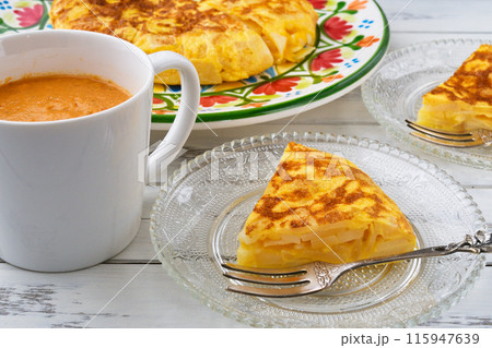 スペイン料理のトルティージャ(スペイン風オムレツ)とガスパチョ スペイン料理のトルティージャ(スペイン風オムレツ)とガスパチョ 115947639