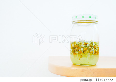 白背景に薄黄色のジャーマンカモミールの花の手作り天然酵母液 115947772