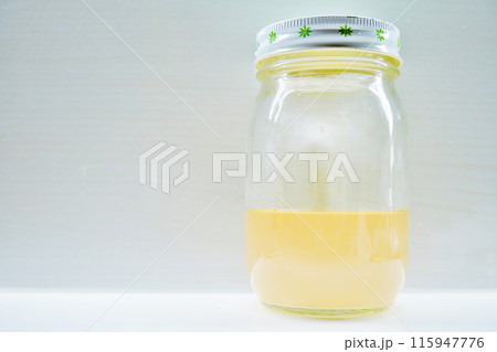 ボリジの花を除いた後の白濁した薄オレンジ色の自家製の天然花酵母液 115947776