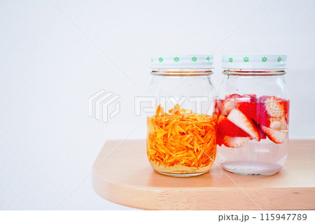 白背景に二つ並べられたイチゴのカレンデュラの花びらの天然酵母の種おこし 115947789