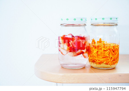 白バックにいちごのカレンデュラの花びらの天然パン酵母の仕込み 115947794