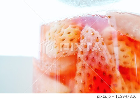 白バックにイチゴで仕込んだ手作り天然フルーツ酵母から出た炭酸ガスの泡のアップ 115947816