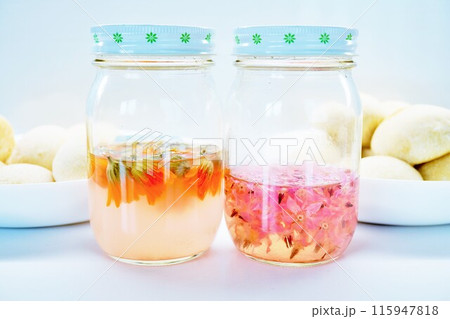 オレンジ色のカレンデュラと変色したピンクのボリジの自家製天然花酵母で作られた手作り白パン 115947818