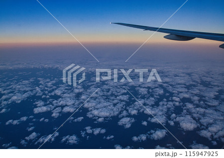 飛行機から見た空 飛行機から見た空 115947925