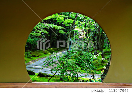 円通院の丸窓から見る新緑の世界 円通院の丸窓から見る新緑の世界 115947945
