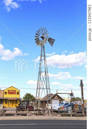 アメリカ ルート66 街並　揚水用の風車　America-Route66 115947961