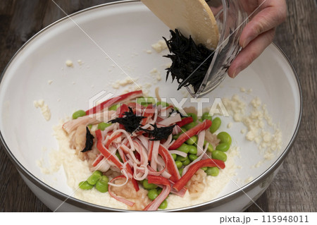 五目巾着煮 きんちゃく煮を作る工程 五目巾着煮 きんちゃく煮を作る工程 115948011