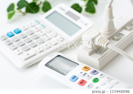 電源タップと電卓 115948096