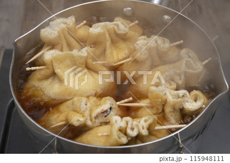 五目巾着煮 きんちゃく煮 鍋で煮る 出汁を注ぐ 五目巾着煮 きんちゃく煮 鍋で煮る 出汁を注ぐ 115948111