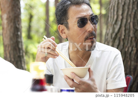 BBQを楽しむ男性 115948205