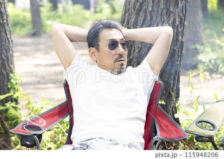 BBQを楽しむ男性 BBQを楽しむ男性 115948206