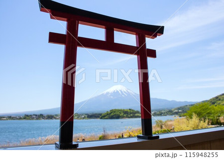 鳥居越しに見る雪が残る春の富士山 鳥居越しに見る雪が残る春の富士山 115948255