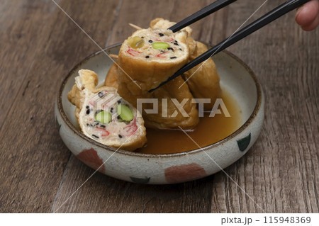 五目巾着煮　きんちゃく煮 だし汁をかける　箸あげ 115948369