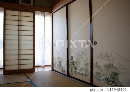 襖と障子と広縁がある日本家屋 115948501