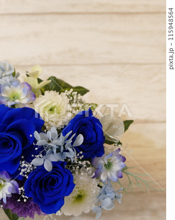 ブルーローズをあしらったプリザーブドフラワーアレンジメント ブルーローズをあしらったプリザーブドフラワーアレンジメント 115948564
