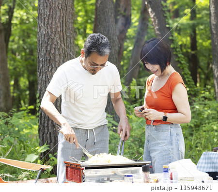BBQを楽しむ50代夫婦 BBQを楽しむ50代夫婦 115948671