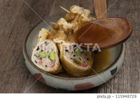 五目巾着煮 きんちゃく煮 皿に盛り付けた 五目巾着煮 きんちゃく煮 皿に盛り付けた 115948729