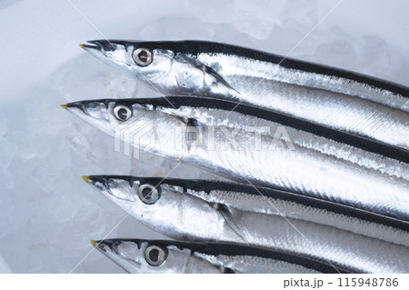 発泡スチロールの箱の氷の上にある秋刀魚 発泡スチロールの箱の氷の上にある秋刀魚 115948786