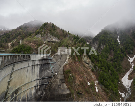 初夏の立山黒部アルペンルートの黒部ダムの風景 115949053