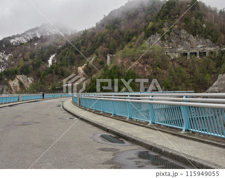 初夏の立山黒部アルペンルートの黒部ダムの風景 115949055
